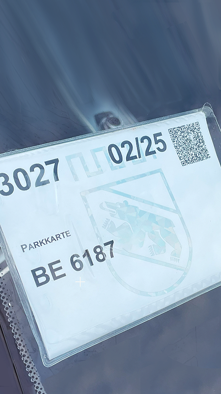 Praktischer Parkkartenhalter für die Windschutzscheibe