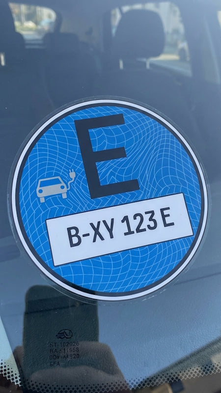 Blaue Umweltplakette für Elektrofahrzeuge – Deutschland (E-Plakette, Expressoption)